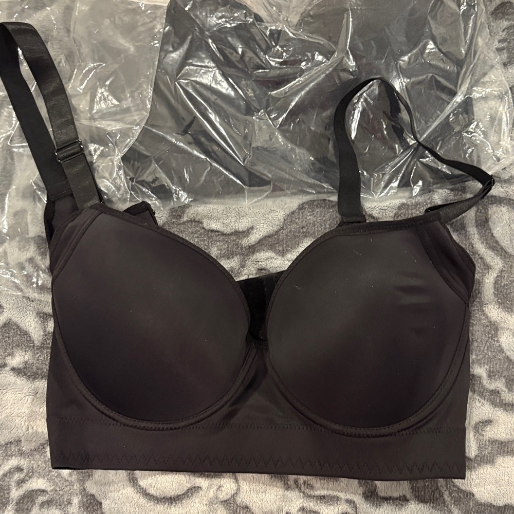 2 Black bras 38F(3D).